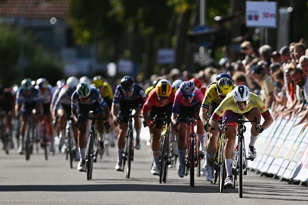 The final sprint on stage 6 at the Simac Ladies Tour 2025