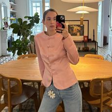 woman wearing spring jacket trend with jeans 2026