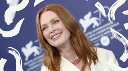 Julianne Moore with a clavicut hairstyle in a white blazer on the red carpet