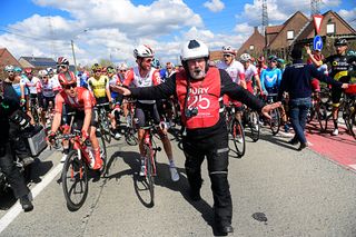 Officials temporarily stop Dwars door Vlaanderen