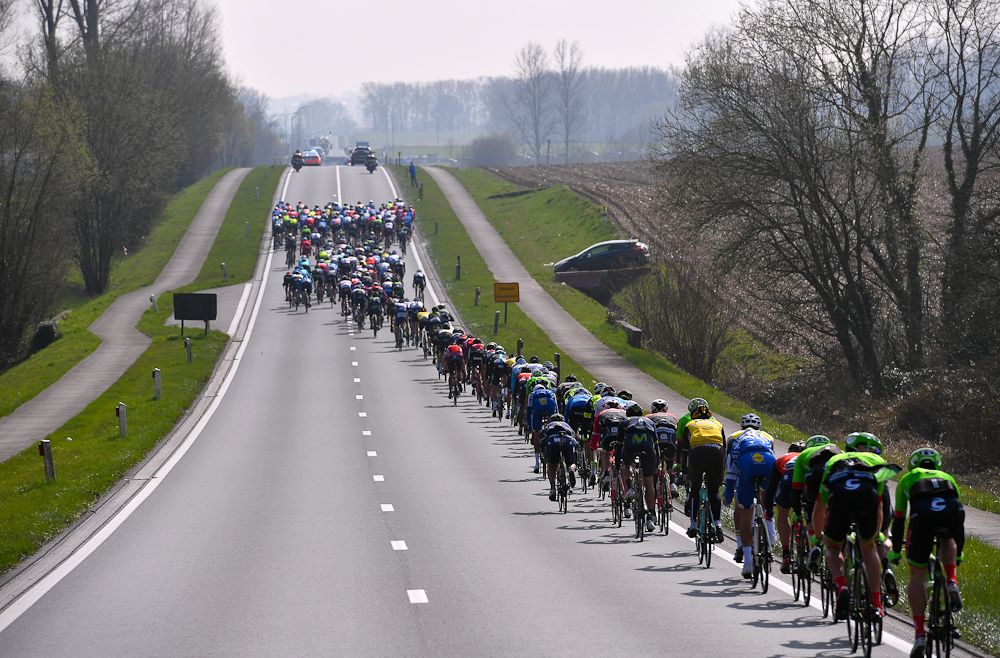 Echelons and a strung out peloton at the 2017 E3 Harelbeke