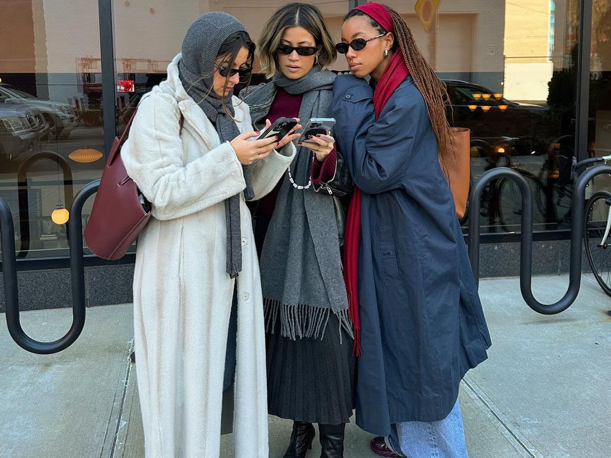 Amaka Hamelijnck and fashion influencers on the phone