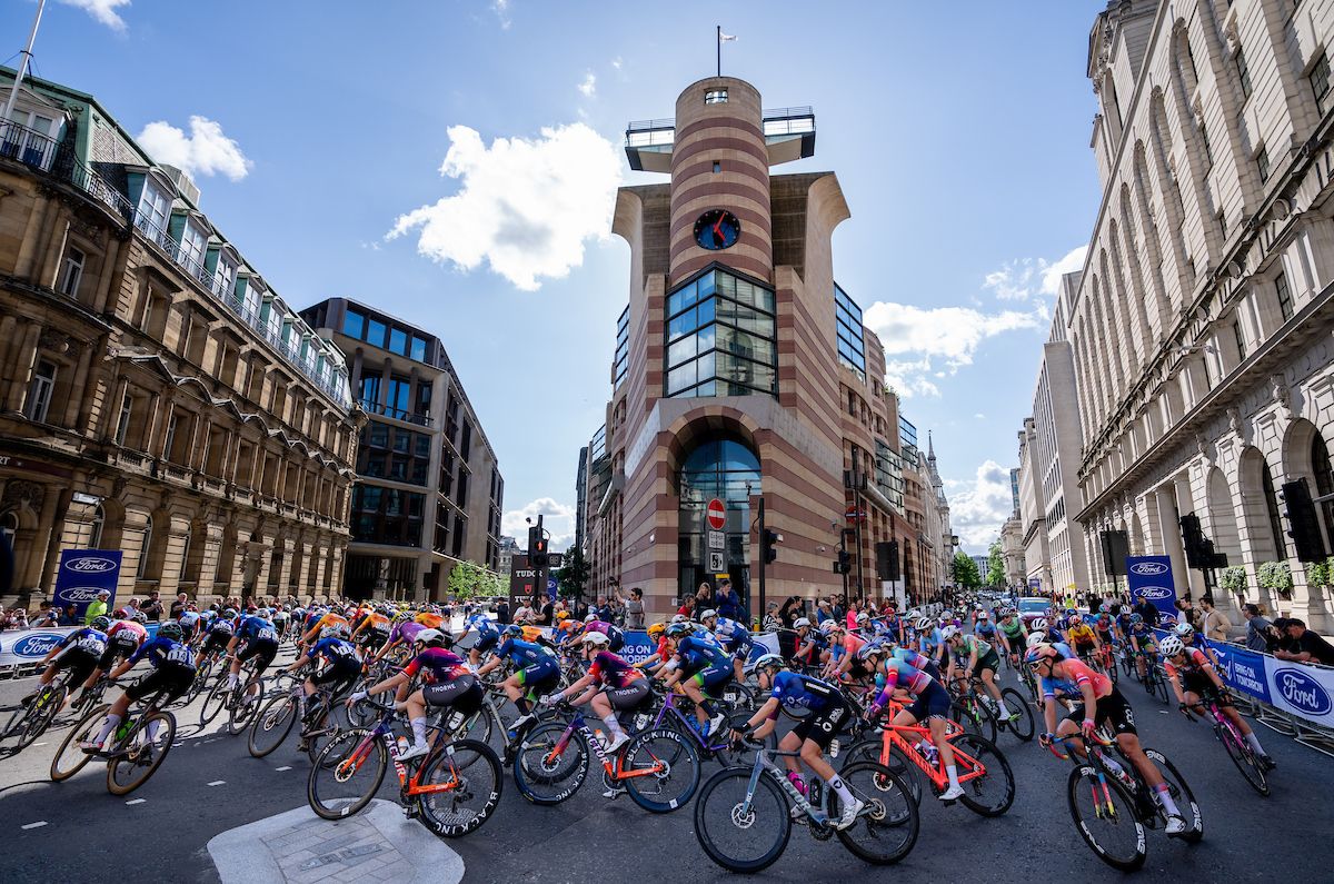 The peloton ride past No. 1 Poultry in the City of London during Stage Three of the Ford RideLondon Classique on Sunday 26th May 2024.
Photo: James Smith for London Marathon Events
For further information: media@londonmarathonevents.co.uk