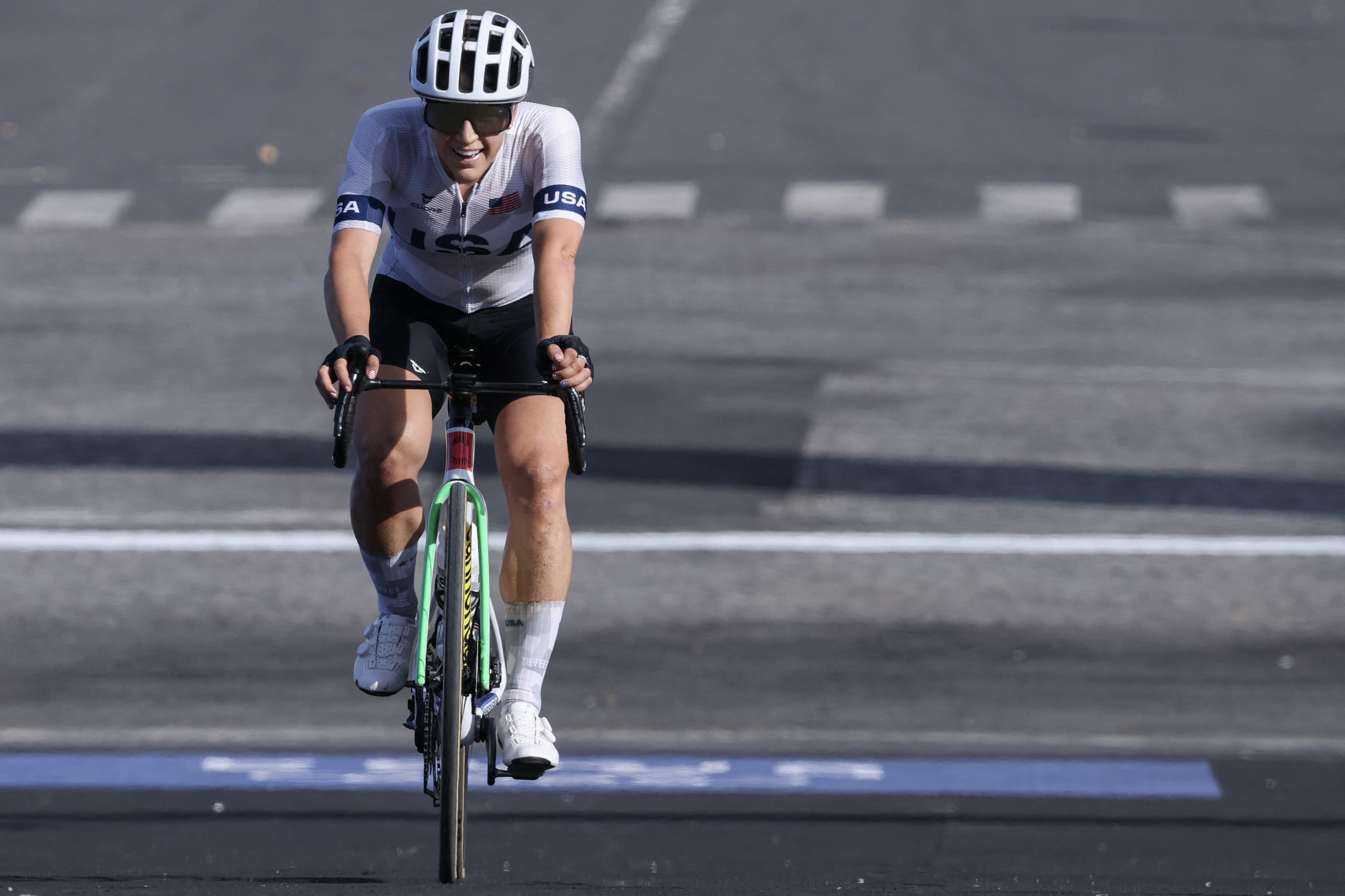 US' Kristen Faulkner cycles to the finish line to win the women's cycling road race during the Paris 2024 Olympic Games in Paris, on August 4, 2024. (Photo by David GRAY / AFP)