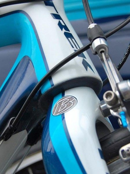 The non-tapered 1 1/8" alloy steerer tubes required a step-down adapter to fit the tapered head tube.