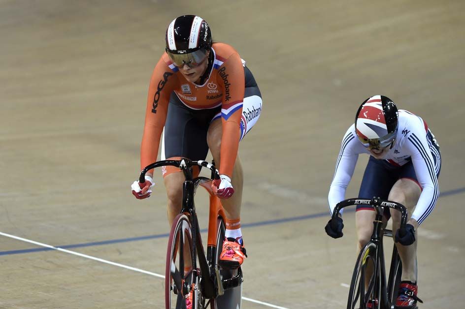 Elis Ligtlee and VIctoria Williamson race each other at the 2015 World Championships