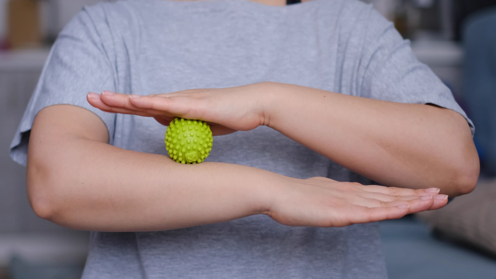 Mujer usando una pelota de masaje para un masaje de puntos gatillo
