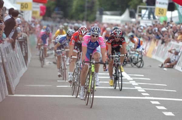 Alessandro Petacchi (Lampre-Farnese Vini) survives the carnage and wins Tour de Suisse stage four.