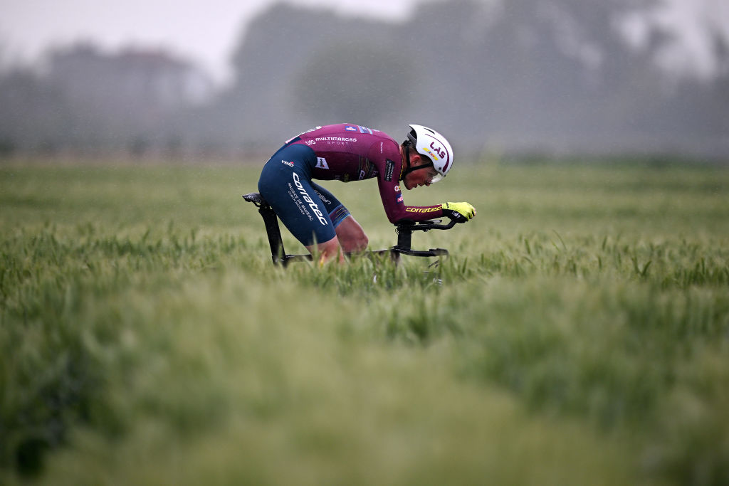 CESENA ITALIA 14 DE MAYO Veljko Stojni de Serbia y el equipo Corratec Selle Italia corren durante la etapa 9 del 106° Giro de Italia 2023, una etapa de contrarreloj individual de 35 km desde Savignano sul Rubicone hasta Cesena UCIWT el 14 de mayo de 2023 en Cesena Italia Foto de Stuart FranklinGetty Images