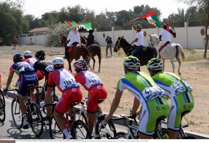 The Dubai Tour peloton receives some encouragement