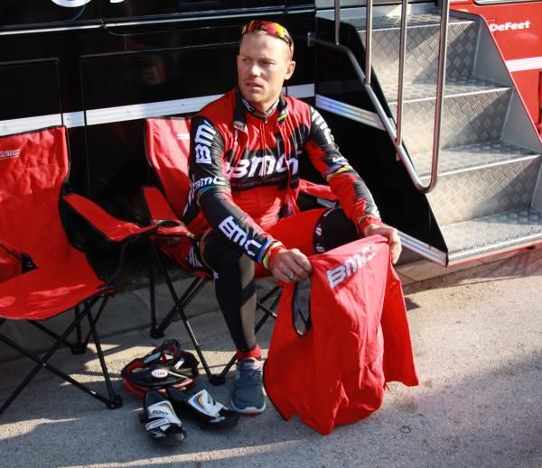 Thor Hushovd (BMC) weighs up his clothing options.