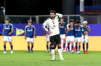 Bruno Fernandes of Manchester United reacts after Nico Paz of Como 1907 scores his team&rsquo;s third goal
