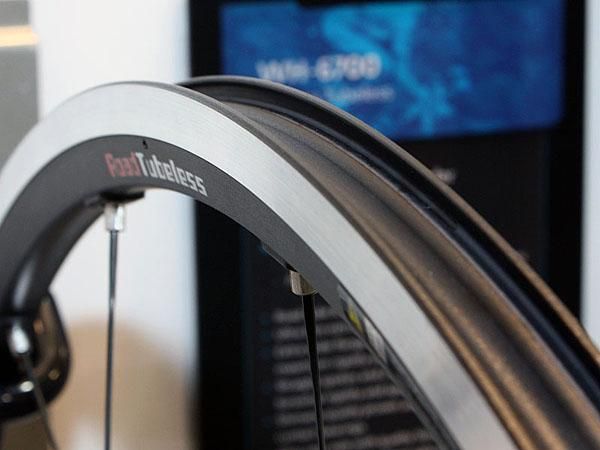 The solid outer rim wall of the new Ultegra wheels make for easy tubeless compatibility.