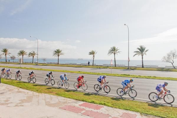Four km's to go and the riders at the back are stretched out trying to stay with the peloton
