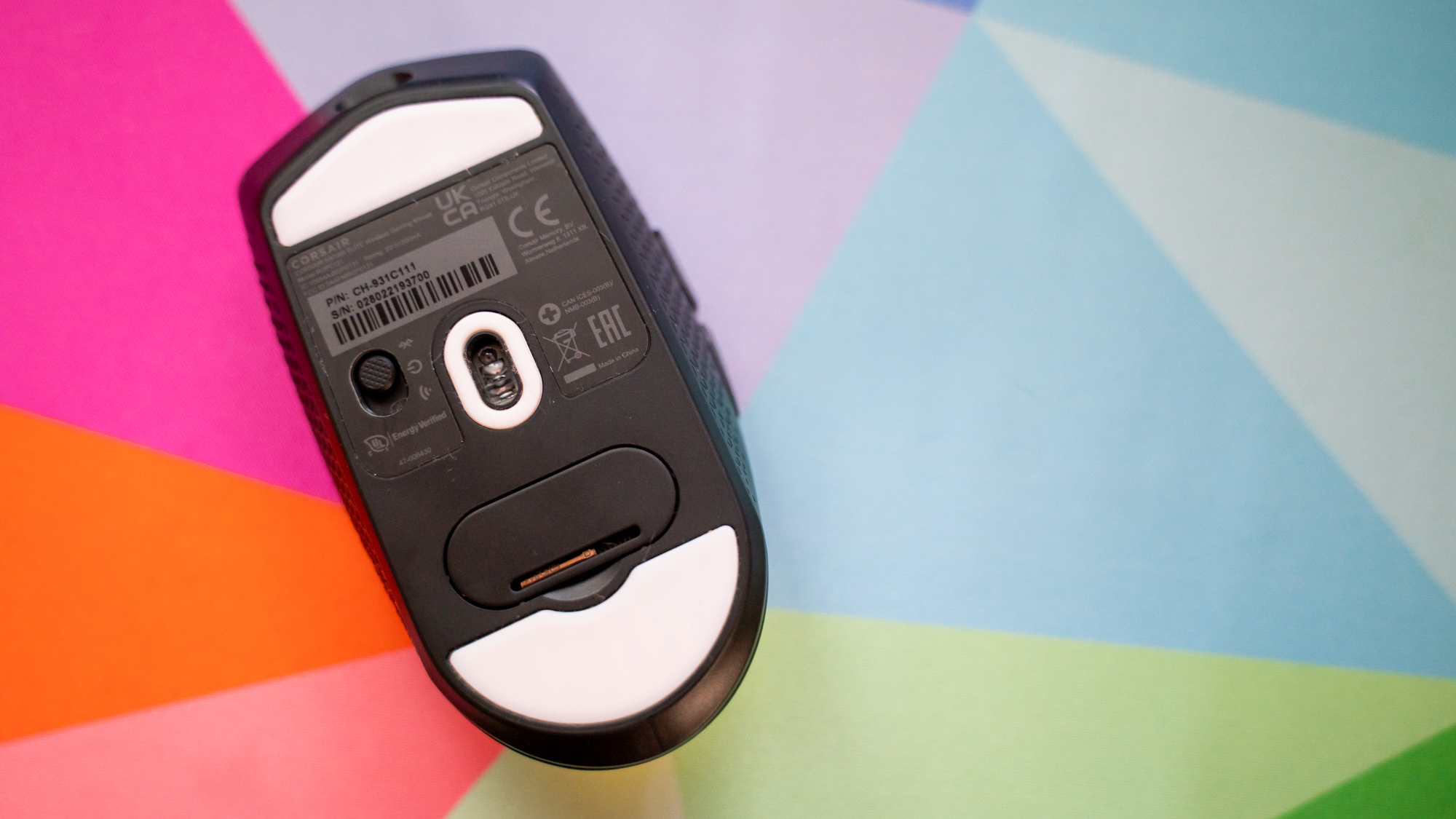 Corsair Katar Elite Wireless em um mouse pad colorido