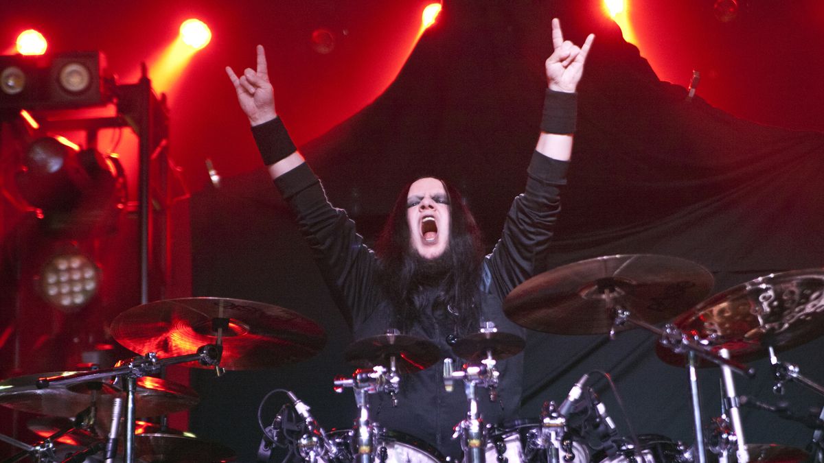 Joey Jordison performing live