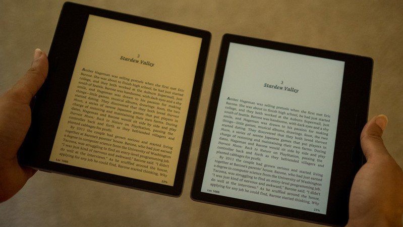 Kindle Oasis 2019 ao lado do Oasis 2017