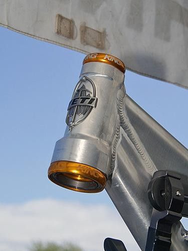 The 303-R is intended for use with a single crown fork, hence the use of a tapered 1 1/8"-to-1 1/2" head tube.