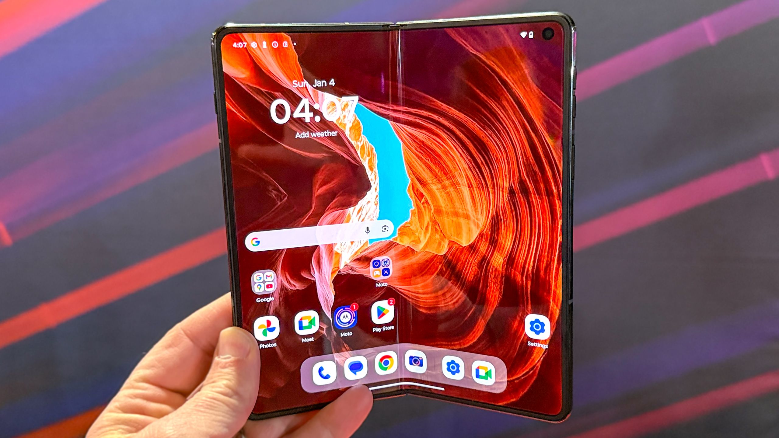 من بررسی عملی Motorola Razr Fold ارائه دادم و Galaxy Z Fold 7 رقابت واقعی دارد.