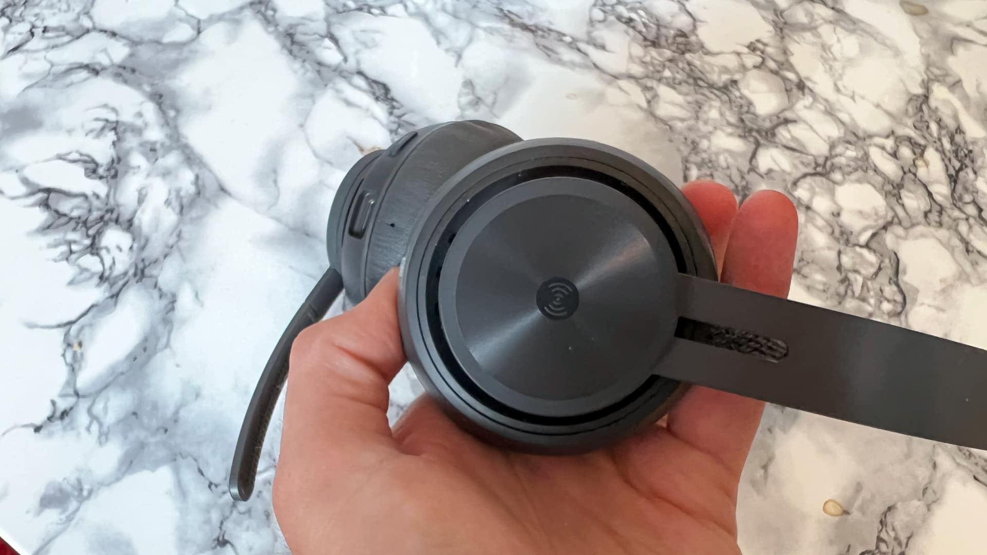Logitech Zone wireless på ett marmorerat bord