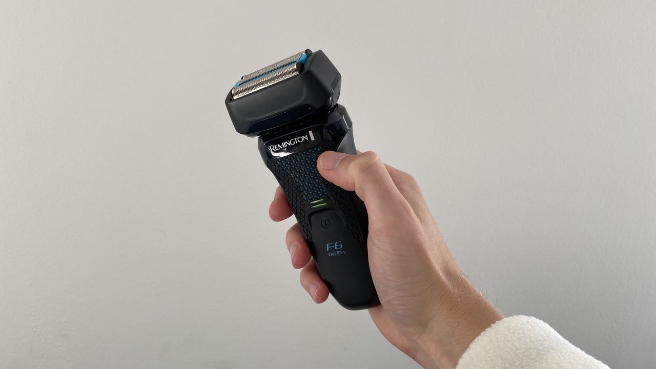 Remington F6 Style Series Aqua in the hand