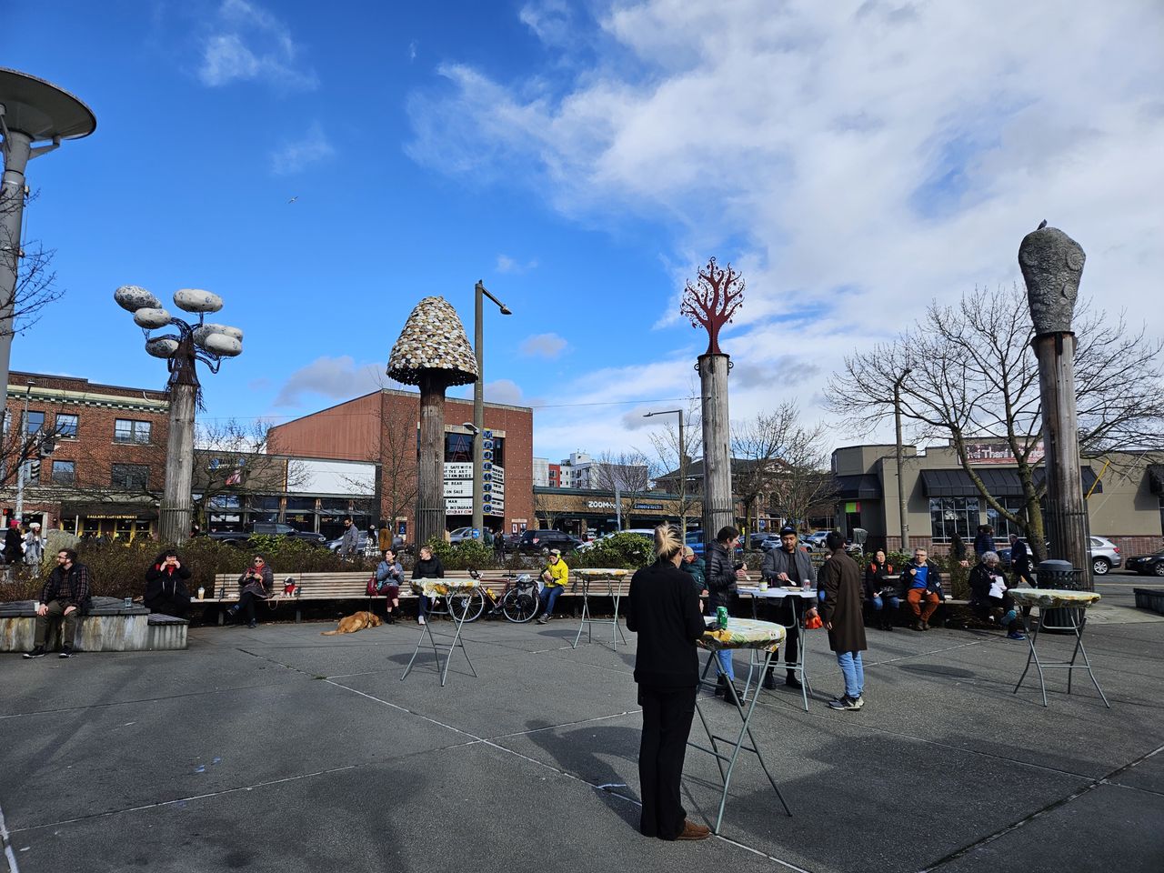 Galaxy S23 camera sample: Image of people eating at a farmer's market