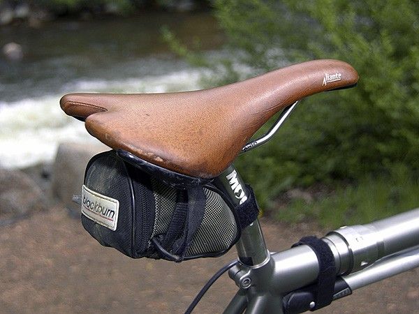 Hampsten's fi'zi:k Aliante saddle displays the wear marks from countless hours of riding.