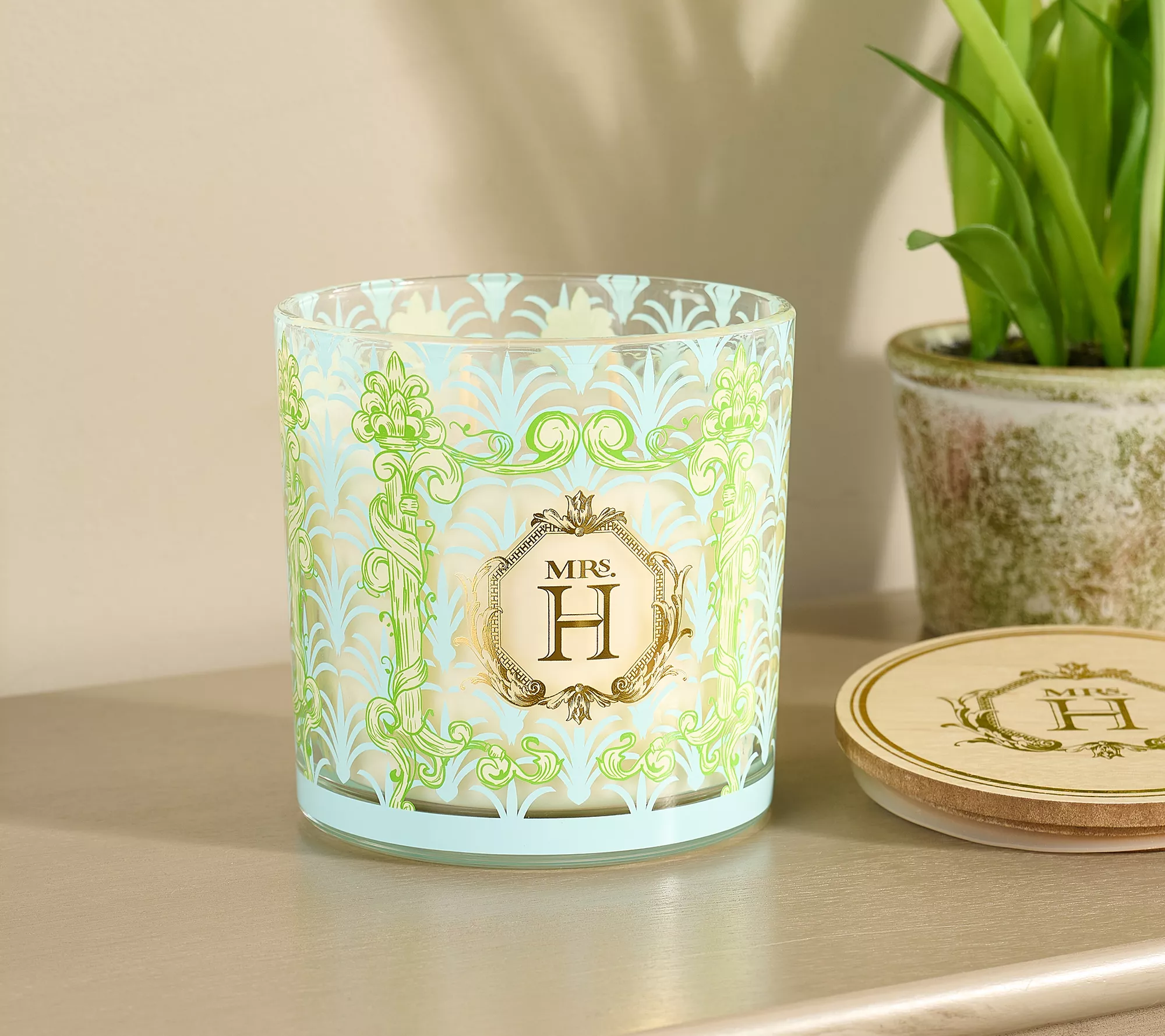 Mrs. H by Dee Hilfiger 22oz Coral Stone Candle With Wooden Lid