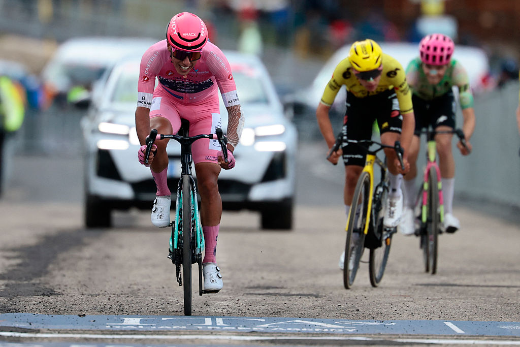 Giro d'Italia race leader Afonso Eul&amp;aacute;lio battles to the finish to save his race lead atop Blockhaus