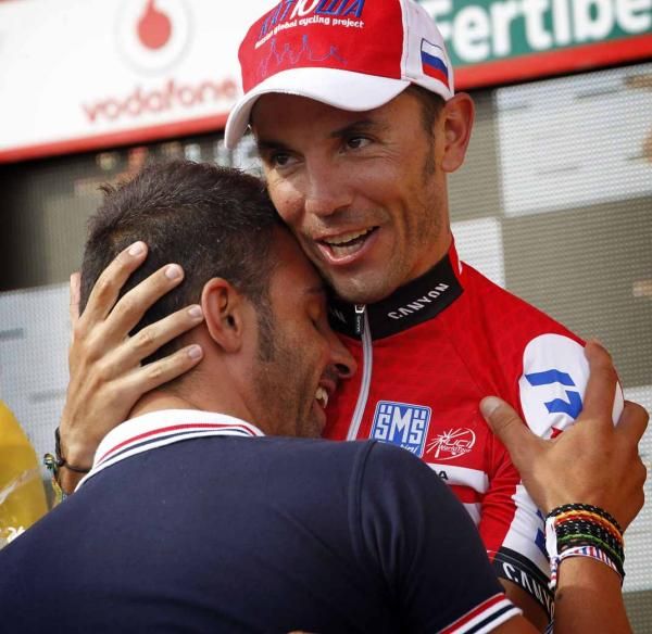 Joaquim Rodriguez (Katusha) congratulated by Oscar Pereiro.