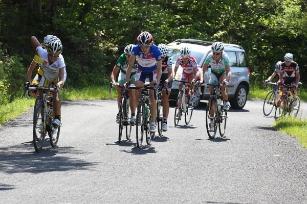 The chase group with 25 km to go.