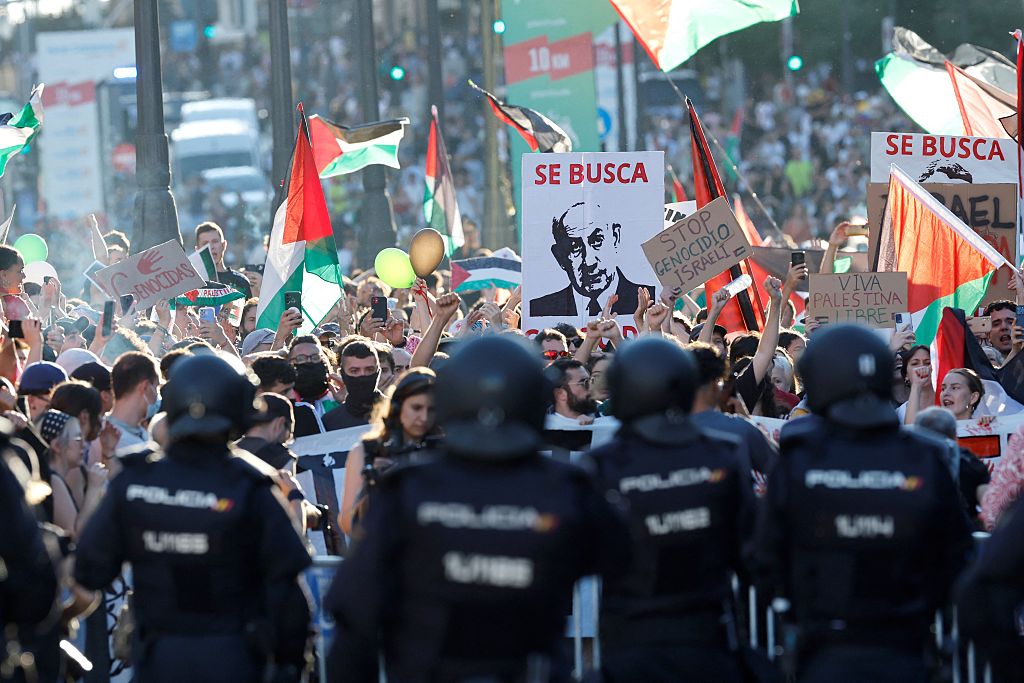 MADRID, SPAIN - SEPTEMBER 14: A general view of Ivo Oliveira of Portugal and UAE Team Emirates - XRG, Jonas Vingegaard of Denmark and Team Visma | Lease a Bike - Red Leader Jersey and the peloton is at a standstill due to the pro-Palestinian protests in the city of Madrid during the La Vuelta - 80th Tour of Spain 2025, Stage 21 a 108km stage from Alalpardo to Madrid / #UCIWT / on September 14, 2025 in Madrid, Spain. (Photo by Dario Belingheri/Getty Images)