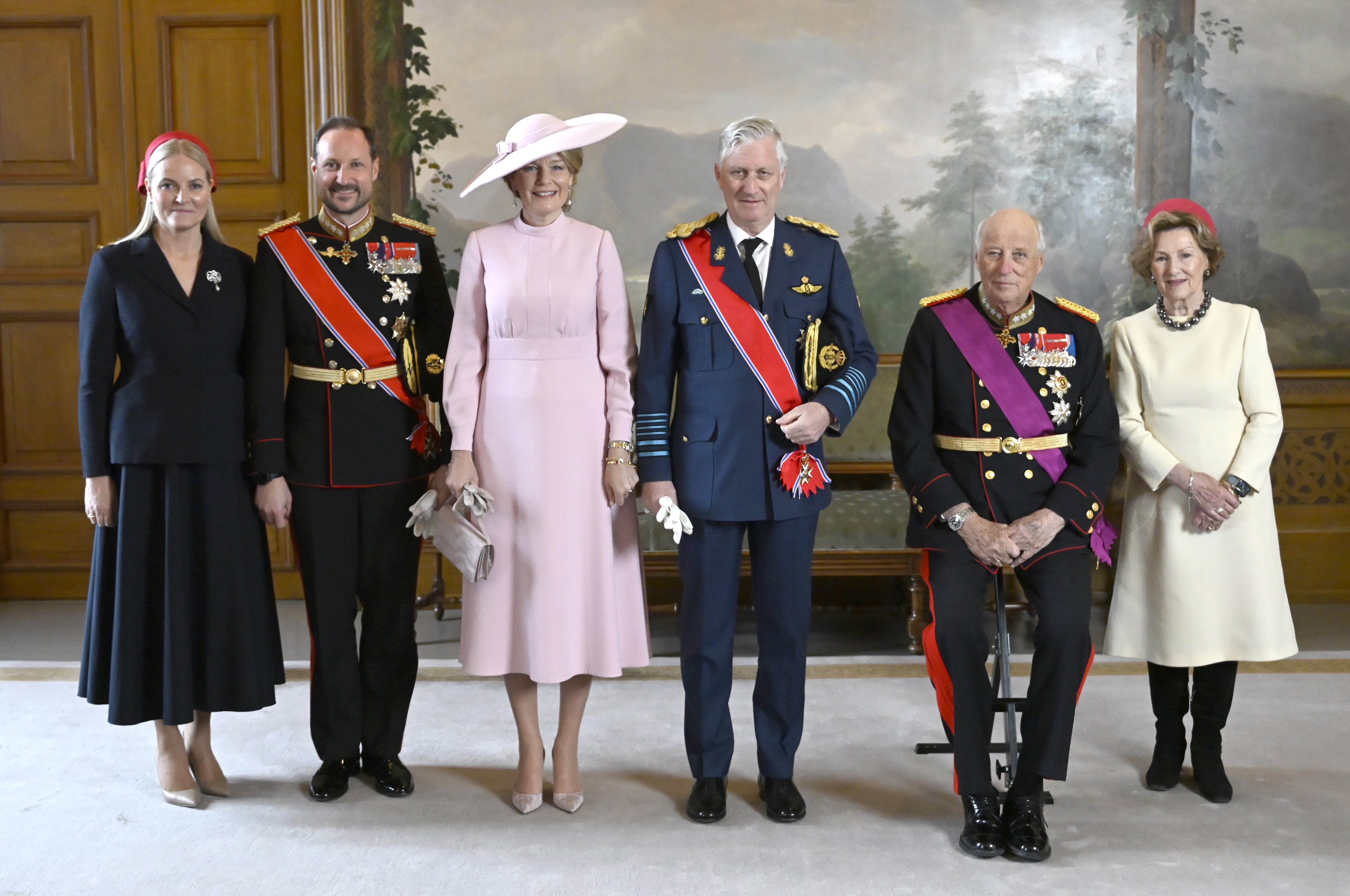Crown Princess Mette-Marit and Crown Prince Haakon posing with Queen Mathilde, King Philippe, King Harald and Queen Sonja