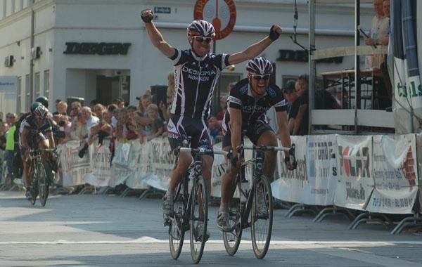 Ren&eacute; J&oslash;rgensen (Team Designa K&oslash;kken) wins the sprint over team-mate Michael Reihs. Photo &copy;: Kenneth M&oslash;ller Kristensen/www.CyclingWorld.dk