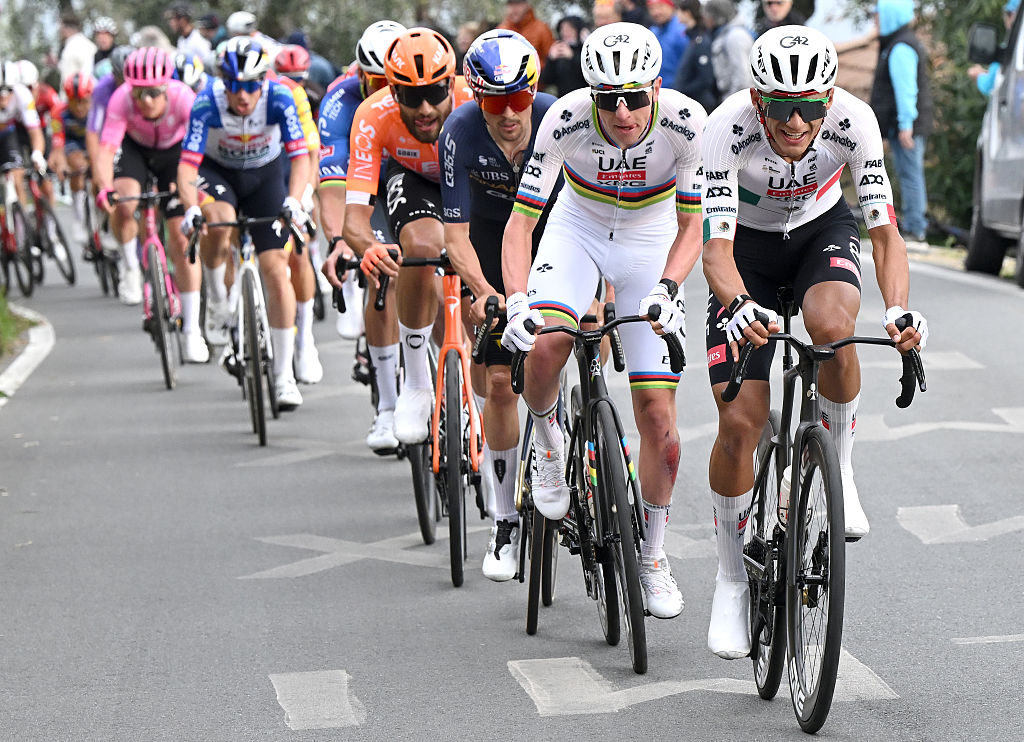SANREMO, ITALIA - 21 DE MARZO: (LR) Thomas Pidcock de Gran Bretaña y el equipo Pinarello Q36.5 Pro Cycling, Tadej Pogacar de Eslovenia e Isaac Del Toro de México y el equipo de los Emiratos Árabes Unidos - XRG durante la 117ª Elite masculina Milano-Sanremo 2026 el 21 de marzo de 2026 en San Remo, Italia. (Foto de Dario Belingheri/Getty Images)