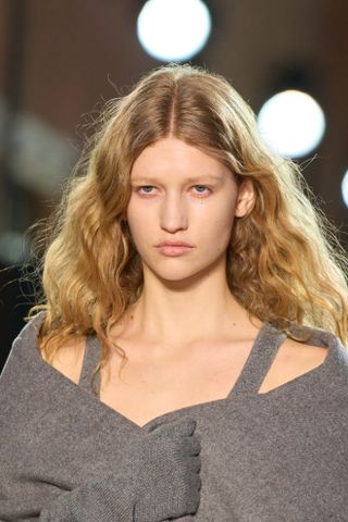 A model at Michael Kors wearing voluminous waves, a key Fashion Week Autumn/Winter 25 beauty look