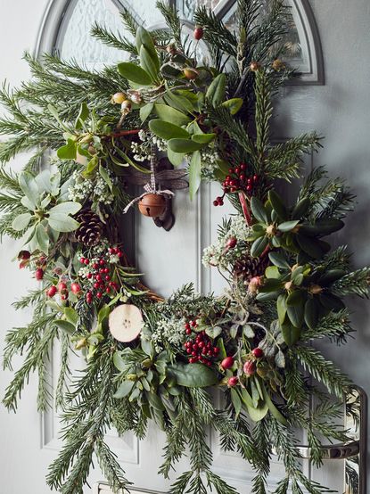 15 DIY Winter Wreath Ideas To Make With Finds From The Garden ...