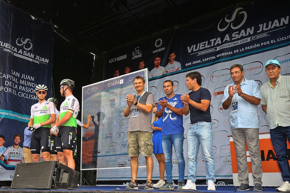 Dimension data riders sign in before the start of stage 5 in San Juan