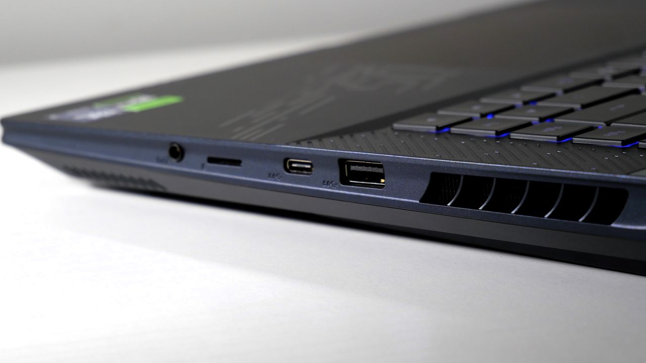 Gigabyte Aorus Master 16 (RTX 5080) open on a white table, highlighting the ports on the right, including USB Type-A, USB Type-C, microSD card slot, and headphone jack.