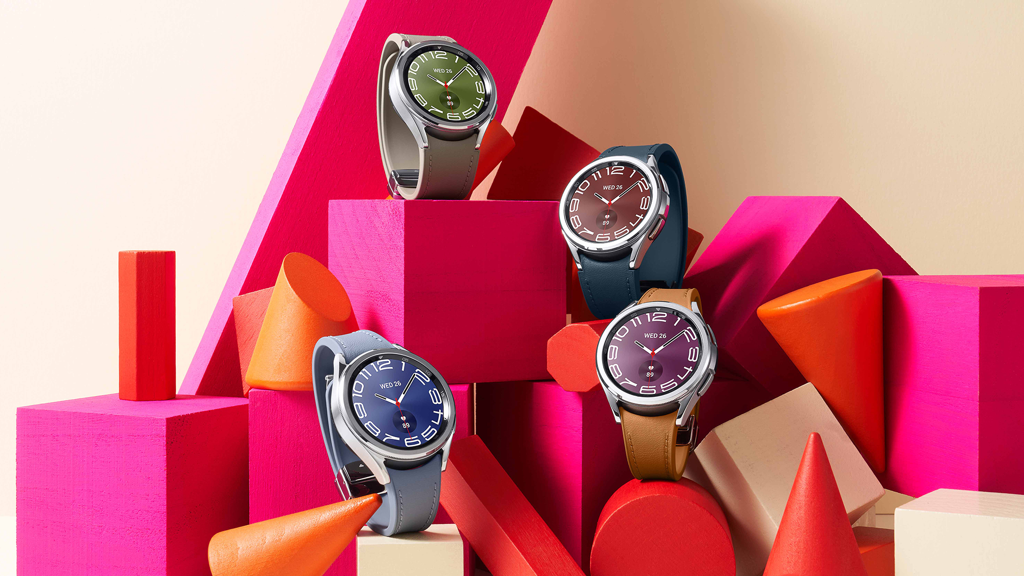 Plusieurs montres intelligentes Samsung Galaxy Watch 6 Classic de différentes couleurs