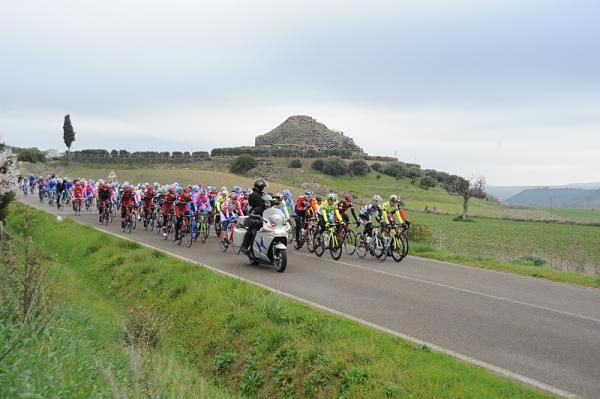 The peloton rolls out for the Classica Sarda.