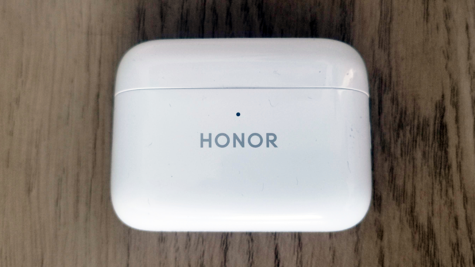 The charging case of the Honor Earbuds 2 Lite closed