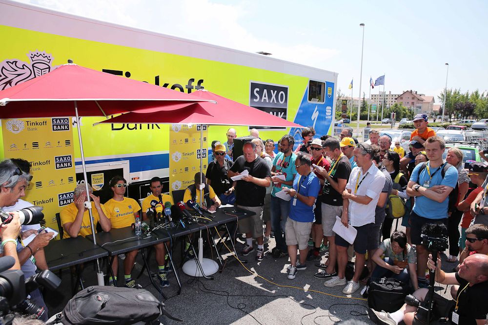 Crowds gather around Tinkoff-Saxo during the second rest day.