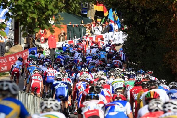 The peloton on the only climb of the circuit