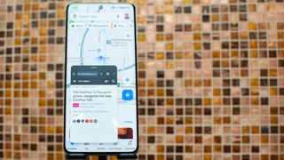 OnePlus 12 näyttämässä karttasovellusta ja TechRadar-sivustoa samanaikaisesti