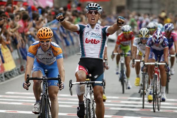 Philippe Gilbert (Omega Pharma - Lotto) powered to victory in stage 19 ahead of Tyler Farrar (Garmin - Transitions).
