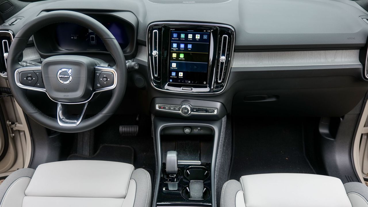 2025 Volvo EX40 Ultra Twin Motor test drive review.