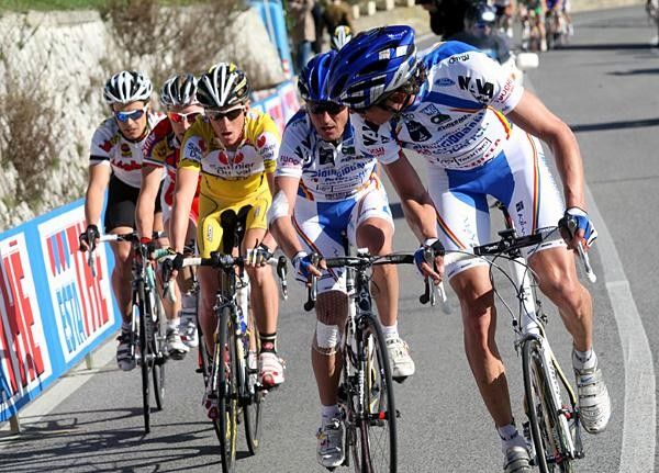 Niklas Axelsson (Serramenti PVC Diquigiovanni-Androni Giocattoli) checks the damage done.