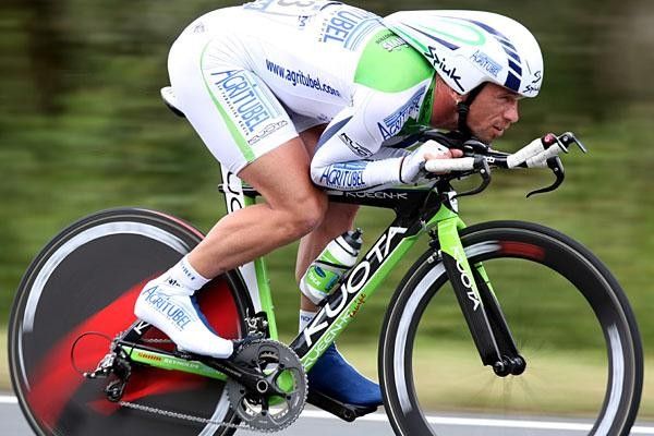 Jimmy Casper (Agritubel) gets aero on a descent.