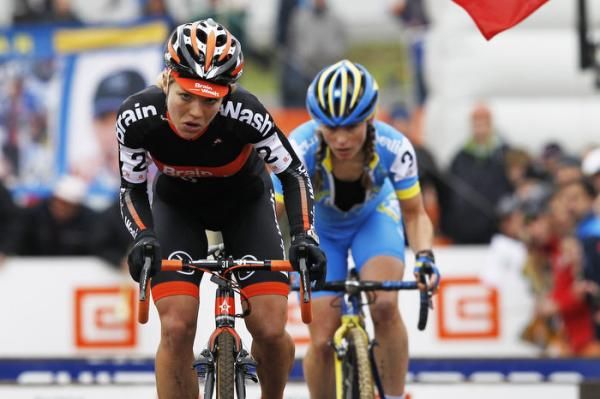 Sanne Van Paassen leads Daphny Van Den Brand in the finale